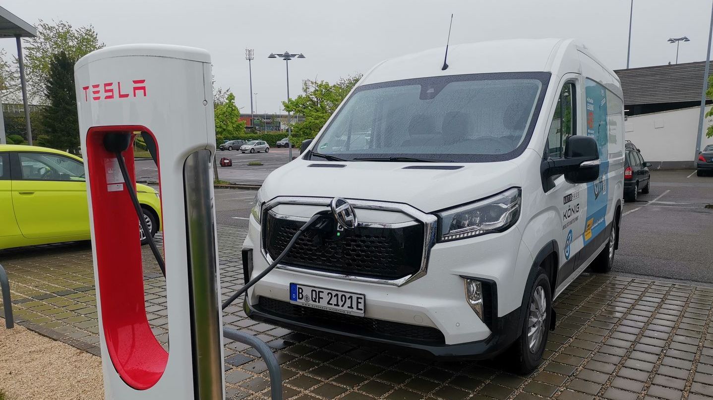 Auch Transporter sind bei Tesla willkommen